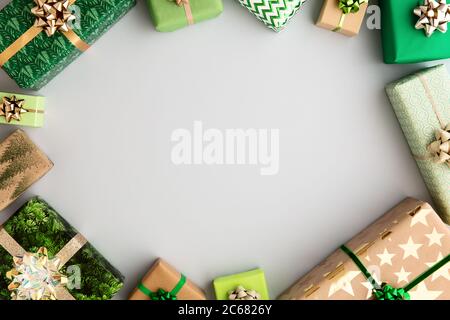 Eingewickelte Weihnachtsgeschenke bilden eine Grenze Stockfoto