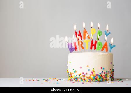 Geburtstagskuchen mit bunten Kerzen Schreibweise alles gute zum Geburtstag Stockfoto