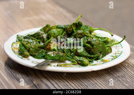 Tapa von Pimientos de Padron (Fried Green Peppers) - Granada, Spanien Stockfoto