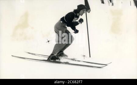 5. Feb. 1948 - Suvretta, Schweiz - ISOBEL ROE (Großbritannien) kommt beim Slalom-Rennen der Frauen bei den Olympischen Winterspielen in St. Moritz durch die Markierungen. Dies war das erste Mal, dass Frauen Ski-Slalom-Event Teil des Programms der Olympischen Winterspiele war. Roe beendete auf dem 23. Platz. (Bild: © Keystone Press Agency/Keystone USA via ZUMAPRESS.com) Stockfoto