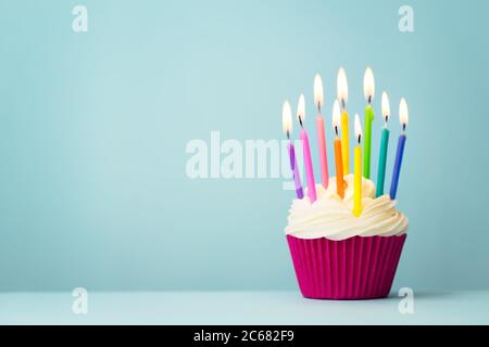 Geburtstagskuchen mit Regenbogenfarben Kerzen Stockfoto