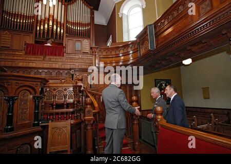 Prinz Charles's jährliche Sommertour brachte ihn nach Brecon Town in Powys Mid Wales, wo er einen Besuch in der Plough Chapel machte, Mitglieder und Tak treffen Stockfoto