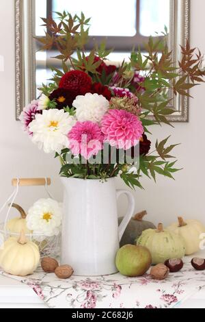 Blumenstrauß aus Dahlia in Vase als Herbstdeko Stockfoto