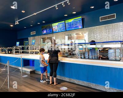 Orlando, FL/USA-7/3/20: Leute warten darauf, Essen im Waterway Grill im Seaworld Theme Park in Orlando, FL zu bestellen. Stockfoto