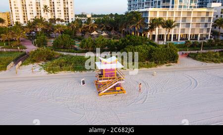 Miami Beach, Florida, USA. Juli 2020. Dawn in Miami Beach in den Vereinigten Staaten an diesem Dienstag, 07. Die Strände waren für den gesamten Unabhängigkeitstag geschlossen. Kredit: William Volcov/ZUMA Wire/Alamy Live Nachrichten Stockfoto