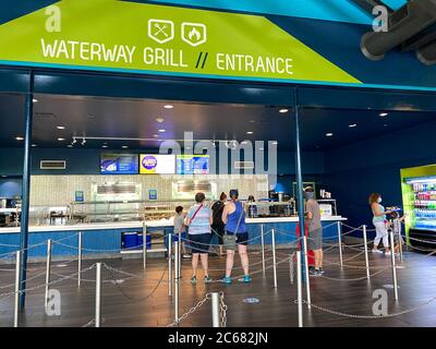 Orlando, FL/USA-7/3/20: Leute warten darauf, Essen im Waterway Grill im Seaworld Theme Park in Orlando, FL zu bestellen. Stockfoto