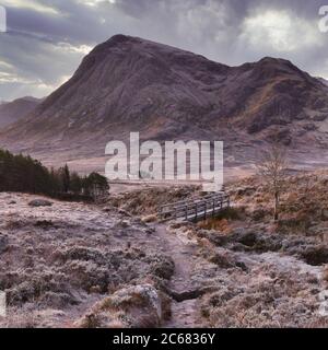 Buachaille Etive Mor Berg in Glencoe von der Teufelstreppe (Teil des West Highland Way Fernwanderweg). Am frühen Morgen. Stockfoto