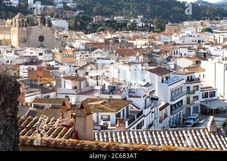 Weiße mediterrane Gebäude - Tossa de Mar, Spanien Stockfoto