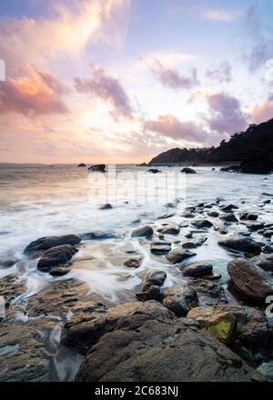 Dramatische Küstenlinie am Meadfoot Beach - Torquay, Devon, England Stockfoto