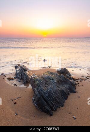 Wunderschöner klarer Sonnenuntergang am Strand - Hope Cove, Devon, England Stockfoto