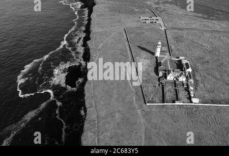 Luftaufnahme der Küste und des Loop Head Lighthouse, Kilkee, County Clare, Irland Stockfoto