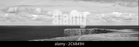 Atlantikküste mit Wolkenlandschaft, County Clare, Irland Stockfoto