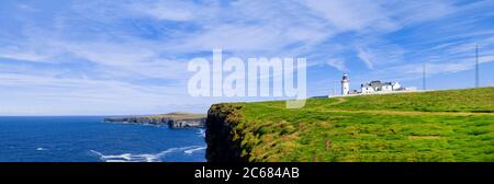 Atlantikküste und Loop Head Leuchtturm, County Clare, Irland Stockfoto