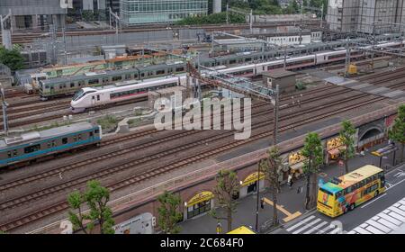 Narita Express Zug fährt auf seiner Strecke in Tokyo Bahnhof, Japan Stockfoto