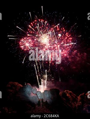 Feuerwerk explodiert über den kolossalen Skulpturen Gesichter am Mount Rushmore National Memorial während der Salute to America Independence Day Feier 3. Juli 2020 in Keystone, South Dakota. Stockfoto