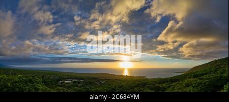 Blick auf den Sonnenuntergang über der Südküste von Kona mit Kealakekua Bay, Hawaii, USA Stockfoto