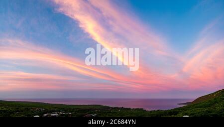 Blick auf den Sonnenuntergang über der Südküste von Kona mit Kealakekua Bay, Hawaii, USA Stockfoto