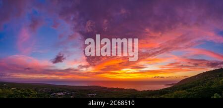 Blick auf den Sonnenuntergang über der Südküste von Kona mit Kealakekua Bay, Hawaii, USA Stockfoto