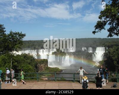 Schöne Natur von Brasilien: Wasserfälle Iguazu. Viel Wasser, Sonne und Glück Stockfoto