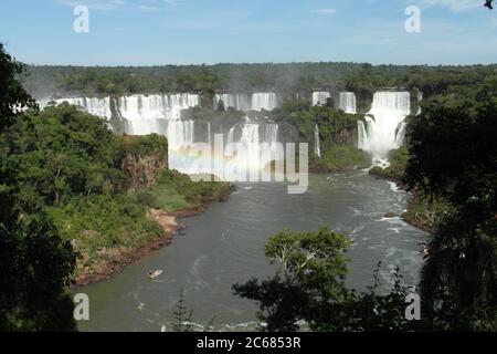 Schöne Natur von Brasilien: Wasserfälle Iguazu. Viel Wasser, Sonne und Glück Stockfoto