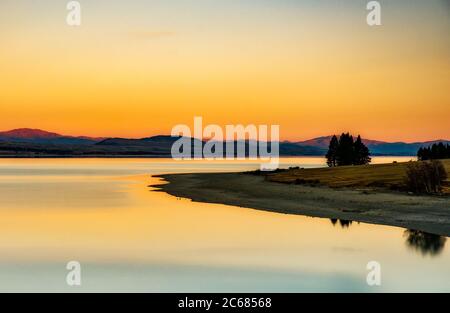 Atemberaubende ruhige Gewässer des Lake Pukaki bei Sonnenuntergang auf dem Rückweg vom Hooker Valley Track im Aoraki Mount Cook National Park Stockfoto