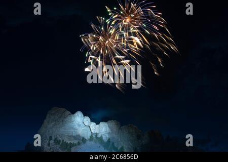 Feuerwerk explodiert über den kolossalen Skulpturengesichtern am Mount Rushmore National Memorial während des Salute to America 3. Juli 2020 in Keystone, South Dakota. Stockfoto