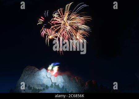 Feuerwerk explodiert über den kolossalen Skulpturengesichtern am Mount Rushmore National Memorial während des Salute to America 3. Juli 2020 in Keystone, South Dakota. Stockfoto