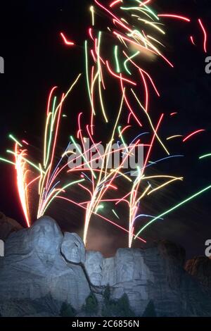 Feuerwerk explodiert über den kolossalen Skulpturengesichtern am Mount Rushmore National Memorial während des Salute to America 3. Juli 2020 in Keystone, South Dakota. Stockfoto