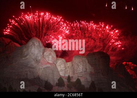 Feuerwerk explodiert über den kolossalen Skulpturengesichtern am Mount Rushmore National Memorial während des Salute to America 3. Juli 2020 in Keystone, South Dakota. Stockfoto