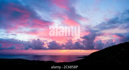 Blick auf den Sonnenuntergang über Kealakeku Bay, Hawaii, USA Stockfoto