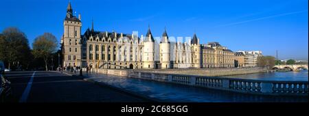 Blick auf die Conciergerie und die seine von der Pont Au Change Brücke aus gesehen, Paris, Frankreich Stockfoto