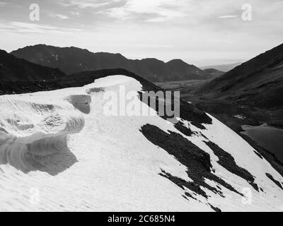 Abgekornter Schnee, der versucht, es durch den Alaska-Sommer zu schaffen Stockfoto