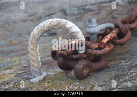 Rostige Kette auf der Andockseite am Metallrahmen Stockfoto