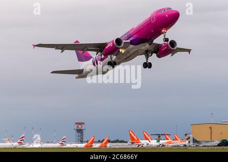 Erste Wizz Air-Flugverbindung vom Flughafen London Southend, Essex, Großbritannien seit der COVID-19 Coronavirus-Sperre nach Bukarest. Über easyJet-Düsen Stockfoto