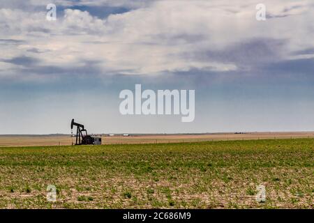 Solitary Oil Derrick, Colorado USA Stockfoto