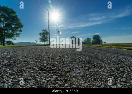 Low-Winkel-Ansicht der ländlichen Landstraße, Indiana, USA Stockfoto