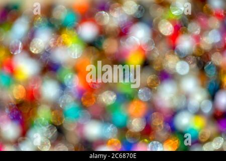 Abstrakt bunten Hintergrund aus einer unfokussierten Makro-Fotografie eines Stapels von Kunststoff-Perlen Stockfoto