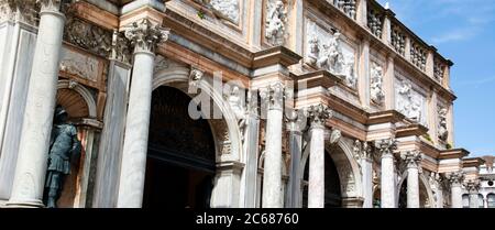 Nahaufnahme der Basissäule des Campanile auf dem Markusplatz, Venedig, Venetien, Italien Stockfoto