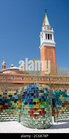 Ansicht der Skulptur Pae White Qwalala und des Turms Chiesa di San Giorgio Maggiore, Venedig, Venetien, Italien Stockfoto