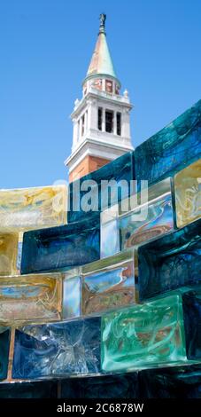 Ansicht der Skulptur Pae White Qwalala und des Turms Chiesa di San Giorgio Maggiore, Venedig, Venetien, Italien Stockfoto