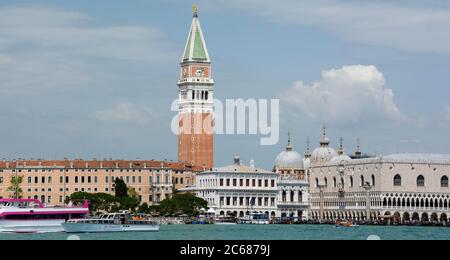 Blick auf den Markusplatz von der Isola di San Giorgio Maggiore, Venedig, Venetien, Italien Stockfoto