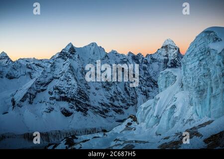 Sonnenaufgang auf Ama Dablam, gesehen unter dem Gipfel des Islandn Peak. Stockfoto