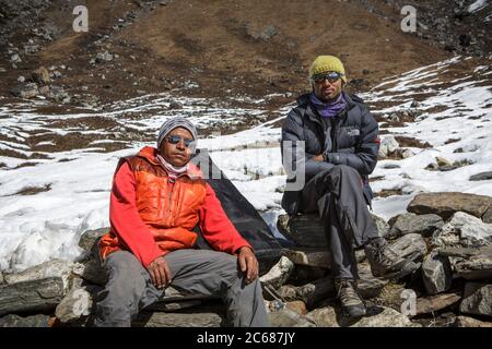 Trekkingführer entlang des Weges zum Mt. Everest Base Camp in Nepal. Stockfoto