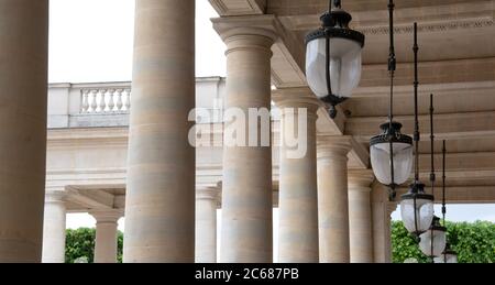 Ansicht von Lampen und Säulen, 9. Arrondissement, Paris, Frankreich Stockfoto