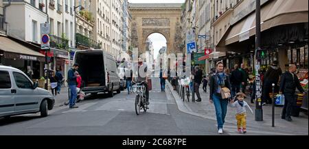 Blick auf Porte Saint-Denis, 10. Arrondissement, Paris, Frankreich Stockfoto