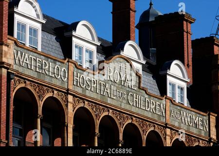 Nahaufnahme des Royal Waterloo Hospital for Children and Women Fassade, Waterloo, London, England Stockfoto