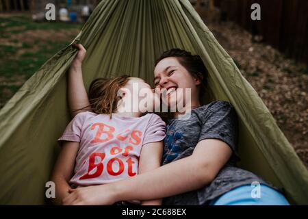 Junge Mädchen goofing herum in der Hängematte draußen Stockfoto