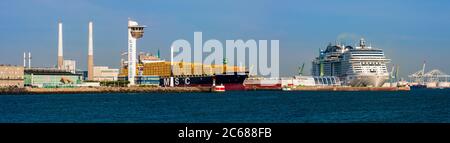 Containerschiff und Kreuzfahrtschiff, der im Hafen von Le Havre, Normandie, Frankreich, festgemacht ist Stockfoto