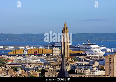 Stadtbild mit Containerschiff und Kreuzfahrtschiff, das im Hafen, Le Havre, Normandie, Frankreich festgemacht ist Stockfoto