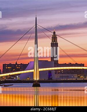 Beleuchtete Brücke über Bassin du Commerce und Volcan in der Abenddämmerung, Le Havre, Frankreich Stockfoto